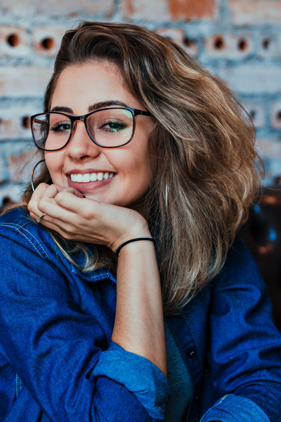 Le CBD est un composé d'origine végétale issu du chanvre et qui est largement utilisé pour ses bienfaits pour la santé et le bien-être. La résine de CBD est un produit qui est spécialement conçu pour soulager les douleurs chroniques et les douleurs inflammatoires. Cet article explorera les bienfaits de la résine de CBD pour l'inflammation et comment elle peut être utilisée pour soulager les douleurs. Qu'est-ce que le CBD ? Le CBD est l'abréviation de cannabidiol, un composé chimique qui est produit par les plantes de cannabis. Le CBD est l'un des plus de 100 composés connus appelés « cannabinoïdes » qui sont trouvés dans le cannabis. Alors que le CBD est principalement connu pour ses propriétés médicinales, il est également utilisé dans de nombreux produits de bien-être, tels que l'huile de CBD et la résine de CBD. Comment le CBD soulage-t-il l'inflammation ? Le CBD agit sur le système endocannabinoïde du corps, qui est responsable de l'homéostasie et de la régulation des fonctions corporelles, telles que la douleur et l'inflammation. En activant les récepteurs cannabinoïdes présents dans le corps, le CBD peut soulager l'inflammation et réduire la douleur. Le CBD peut être utilisé pour traiter de nombreuses conditions inflammatoires, telles que l'arthrose, la polyarthrite rhumatoïde et d'autres affections inflammatoires. Il peut également être utilisé pour traiter des douleurs chroniques, telles que la douleur neuropathique et la douleur liée à des affections chroniques telles que le cancer. Quel est l'effet du CBD sur le système immunitaire ? Le CBD peut aider à réguler le système immunitaire et à soulager les symptômes associés à des maladies auto-immunes, telles que la sclérose en plaques et le lupus. En activant les récepteurs cannabinoïdes, le CBD peut réduire l'inflammation et aider le système immunitaire à combattre les infections et les maladies auto-immunes. Comment utiliser la résine de CBD pour l'inflammation ? La résine de CBD est un produit à base de cannabis qui est spécialement conçu pour soulager les douleurs chroniques et les inflammations. Il est disponible sous forme d'huiles, de gélules, de baumes et de crèmes topiques. Lorsque vous utilisez la résine de CBD pour soulager les douleurs inflammatoires, vous devez prendre en compte le dosage et le type de produit que vous utilisez. Vous devez également prendre en compte le type de douleur et l'état de santé général. Quels sont les effets secondaires du CBD ? Les effets secondaires du CBD sont généralement bénins et peuvent inclure des maux de tête, de la somnolence, de la fatigue et de la sécheresse buccale. Les effets secondaires peuvent être plus prononcés si vous prenez des doses trop élevées ou si vous prenez des produits à base de CBD de mauvaise qualité. Quels produits à base de CBD choisir pour soulager les douleurs inflammatoires ? Il existe de nombreux produits à base de CBD sur le marché qui sont conçus pour soulager les douleurs inflammatoires. Les produits à base de CBD comprennent des huiles de CBD, des gélules de CBD, des crèmes et des baumes topiques, et des produits à spectre complet. Huiles de CBD et Huiles de Chanvre Les huiles de CBD et les huiles de chanvre sont les produits les plus couramment utilisés pour soulager les douleurs inflammatoires. Les huiles de CBD sont disponibles en différentes concentrations et sont souvent mélangées à des huiles végétales pour améliorer leur goût et leur absorption. Les huiles de chanvre sont généralement mélangées à d'autres huiles végétales et ne contiennent que très peu de CBD. Résine de CBD La résine de CBD est un produit à spectre complet qui est conçu pour soulager les douleurs inflammatoires. Il est disponible sous forme d'huiles, de gélules, de baumes et de crèmes topiques. La résine de CBD est considérée comme plus efficace que les huiles de CBD et de chanvre, car elle contient une plus grande concentration de CBD. Baumes et crèmes topiques Les baumes et crèmes topiques à base de CBD sont conçus pour être appliqués directement sur la zone douloureuse. Ils sont souvent mélangés à d'autres ingrédients pour améliorer leur absorption et leur effet. Les baumes et crèmes topiques peuvent être appliqués localement et sont couramment utilisés pour soulager la douleur et l'inflammation. Gélules de CBD Les gélules de CBD sont conçues pour être prises par voie orale et sont souvent mélangées à des huiles végétales pour améliorer leur absorption et leur goût. Les gélules de CBD sont une option pratique pour ceux qui préfèrent prendre des suppléments à base de CBD. Conclusion La résine de CBD est un produit qui est spécialement conçu pour soulager les douleurs chroniques et les douleurs inflammatoires. En activant les récepteurs cannabinoïdes présents dans le corps, le CBD peut soulager l'inflammation et réduire la douleur. Il peut également être utilisé pour aider le système immunitaire à combattre les infections et les maladies auto-immunes. Bien que les effets secondaires du CBD soient généralement bénins, il est important de prendre en compte le dosage et le type de produit que vous utilisez. La résine de CBD est un moyen sûr et efficace de soulager les douleurs chroniques et les douleurs inflammatoires et peut aider à améliorer votre qualité de vie. Q&R des commentairesSuite aux questions que vous nous avez posées dans les commentaires de cet article, nous avons répondus à vos interrogations en détail. Voici nos réponses : Quelles sont les principales bienfaits de la résine de CBD pour l'inflammation? La résine de CBD est riche en cannabinoïdes, qui ont des propriétés anti-inflammatoires. Elle peut aider à réduire la douleur et l'inflammation associées aux conditions telles que l'arthrite, les tendinites, les maux de dos et les douleurs chroniques. Quelle est la différence entre le CBD et la résine de CBD? Le CBD est un cannabinoïde extrait du chanvre, tandis que la résine de CBD est une forme concentrée de CBD qui est généralement produite sous forme de cristaux ou d'huile. La résine de CBD a une concentration plus élevée en cannabinoïdes et contient d’autres composants bénéfiques non seulement pour lutter contre l’inflammation, mais également pour soulager le stress et l’anxiété. Comment prendre la résine de CBD pour soulager l'inflammation? La résine de CBD peut être consommée par voie orale sous forme d'huile ou en inhalant des vapeurs. Elle peut également être appliquée directement sur la zone concernée pour obtenir un soulagement immédiat. Puis-je consommer trop de résine de CBD? Les effets secondaires associés à la consommation excessive de résine de CBD sont généralement minimes. Toutefois, il est important de toujours respecter les instructions figurant sur l'étiquette du produit et d’en parler à votre médecin avant d’en consommer. Quels sont les autres avantages du CBD pour l'inflammation? Résine de CBD pour les cheveux