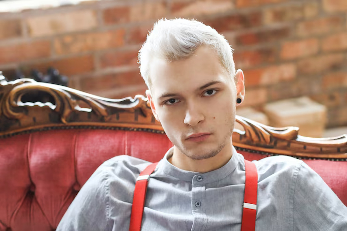 Cheveux homme : la mèche grise est en tendance
