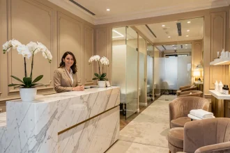 Intérieur d'un institut de beauté moderne en Île-de-France avec réception en marbre blanc et ambiance élégante