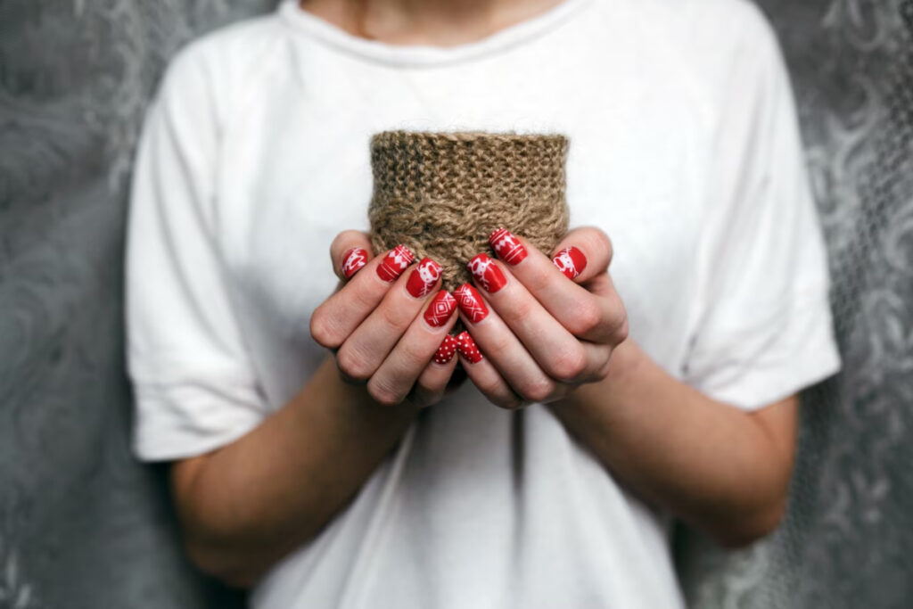 Ongle Noël simple : Des idées de nail art faciles pour les fêtes de fin